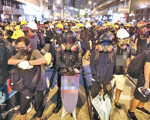 途中自己妹妹拿手机出来玩,谁知旁边有一个"黑衣口罩党"作贼心虚,以为