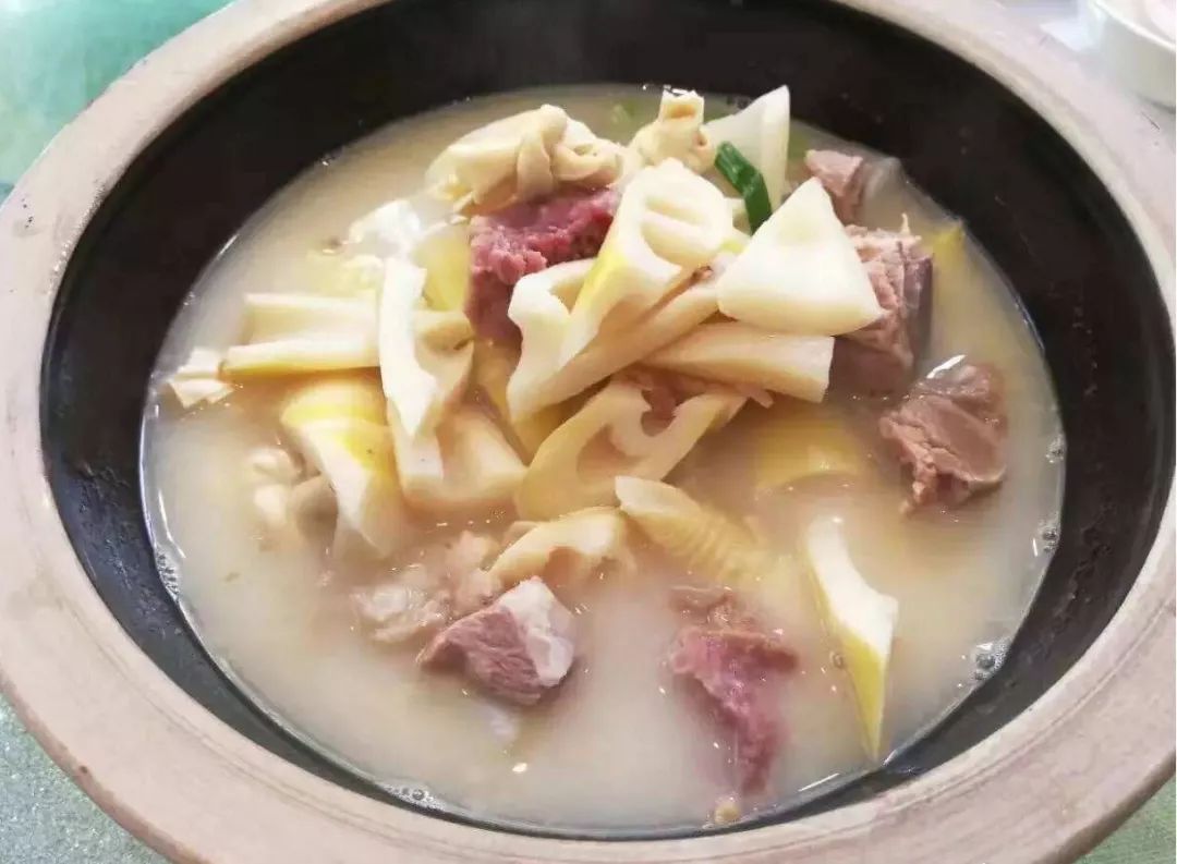 一有人生病吃的一般都是清粥小菜,火腿鲜笋汤既清淡美味又清补身体