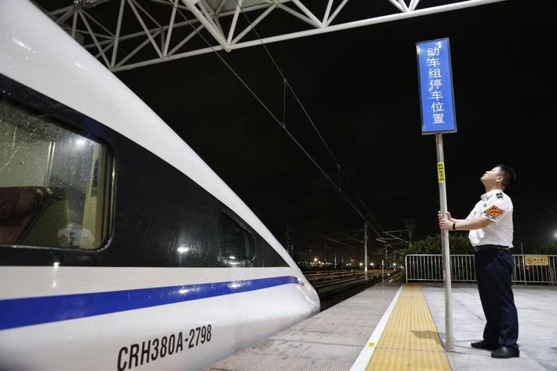 台风来袭!嘉兴南站连夜办理退票改签,为旅客提供免费雨衣