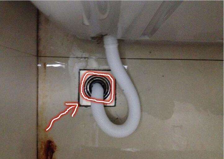 洗衣机排水管万万别插地漏,我家不听劝入住就后悔了,太不实用了