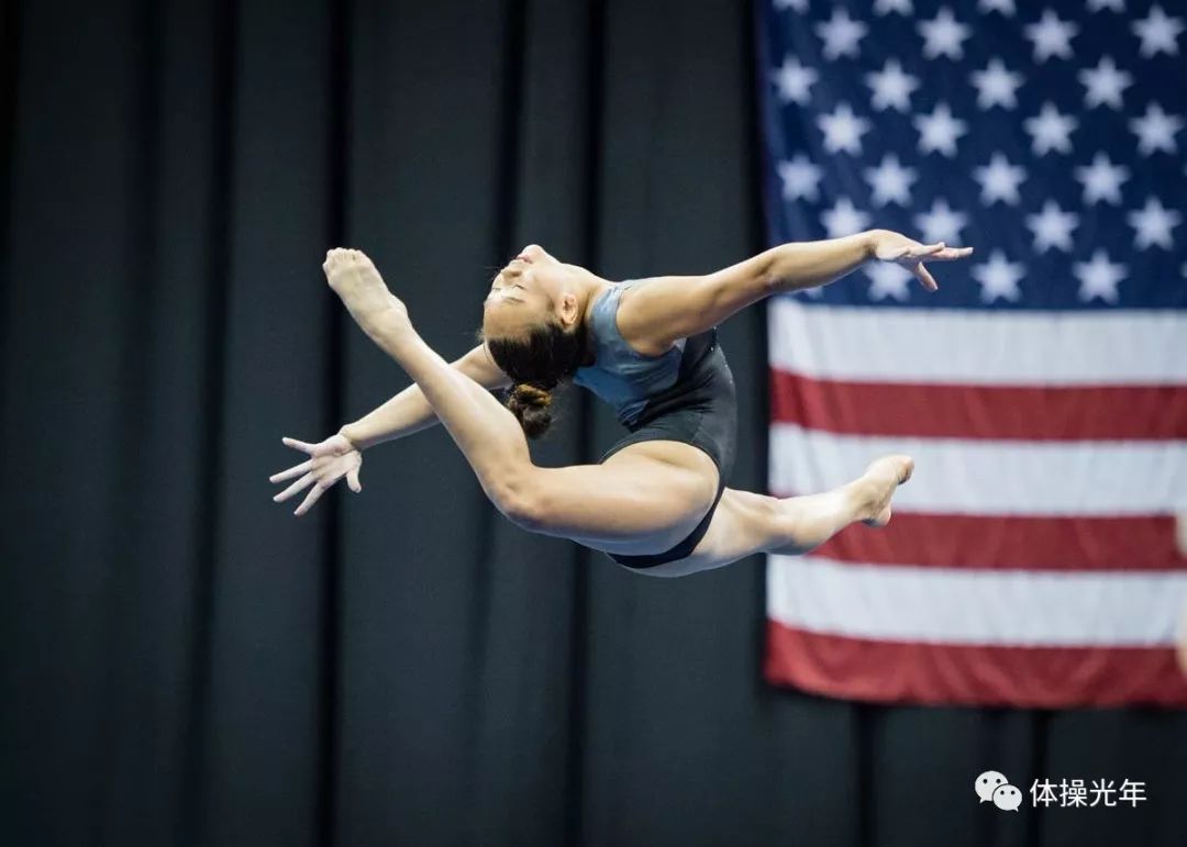2019年全美锦标赛赛台拜尔斯平衡木亮相团720旋下