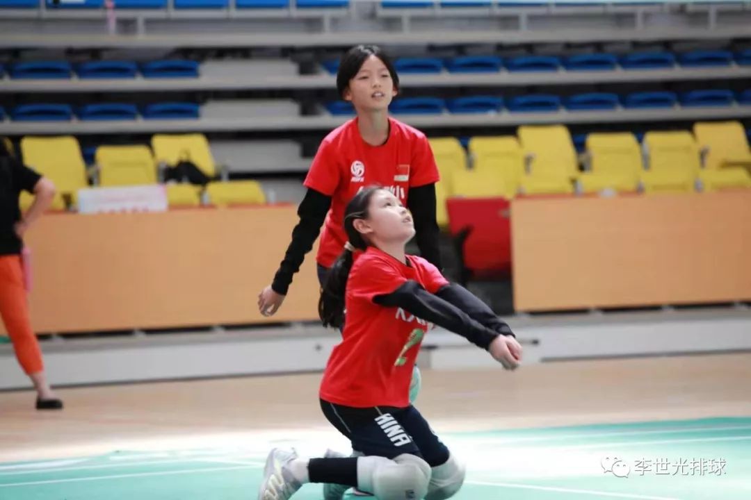 67人大附小排球小将勇夺三冠