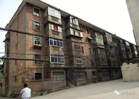 飞速增长的年代,城市里住房分配制度紧张,物资缺乏,筒子楼应运而生