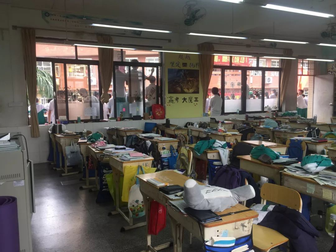 教室的生活9494高三一个学期用的笔芯就抵得上高一高二两年949