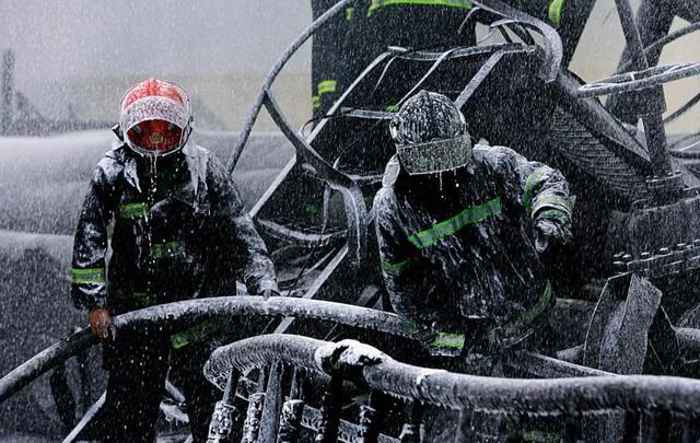 图为救援现场的消防队员对大连港公安局的干警们来说,他们的感慨与