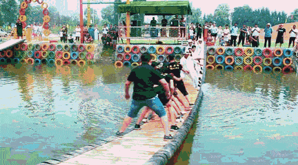 都是汗流浃背 ▼ 经常刷抖音的人 估计对网红桥这个娱乐设施并不陌生