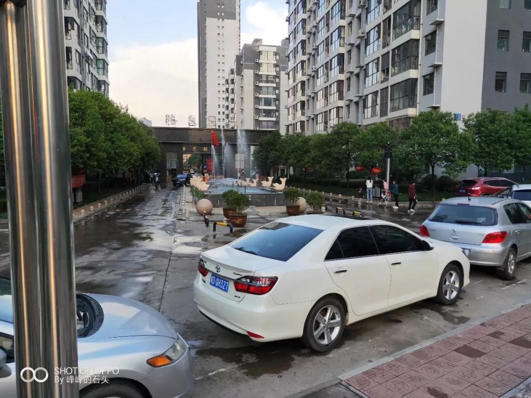 峰峰水岸名都小区内地面不让停放机动车了有车一族要疯了