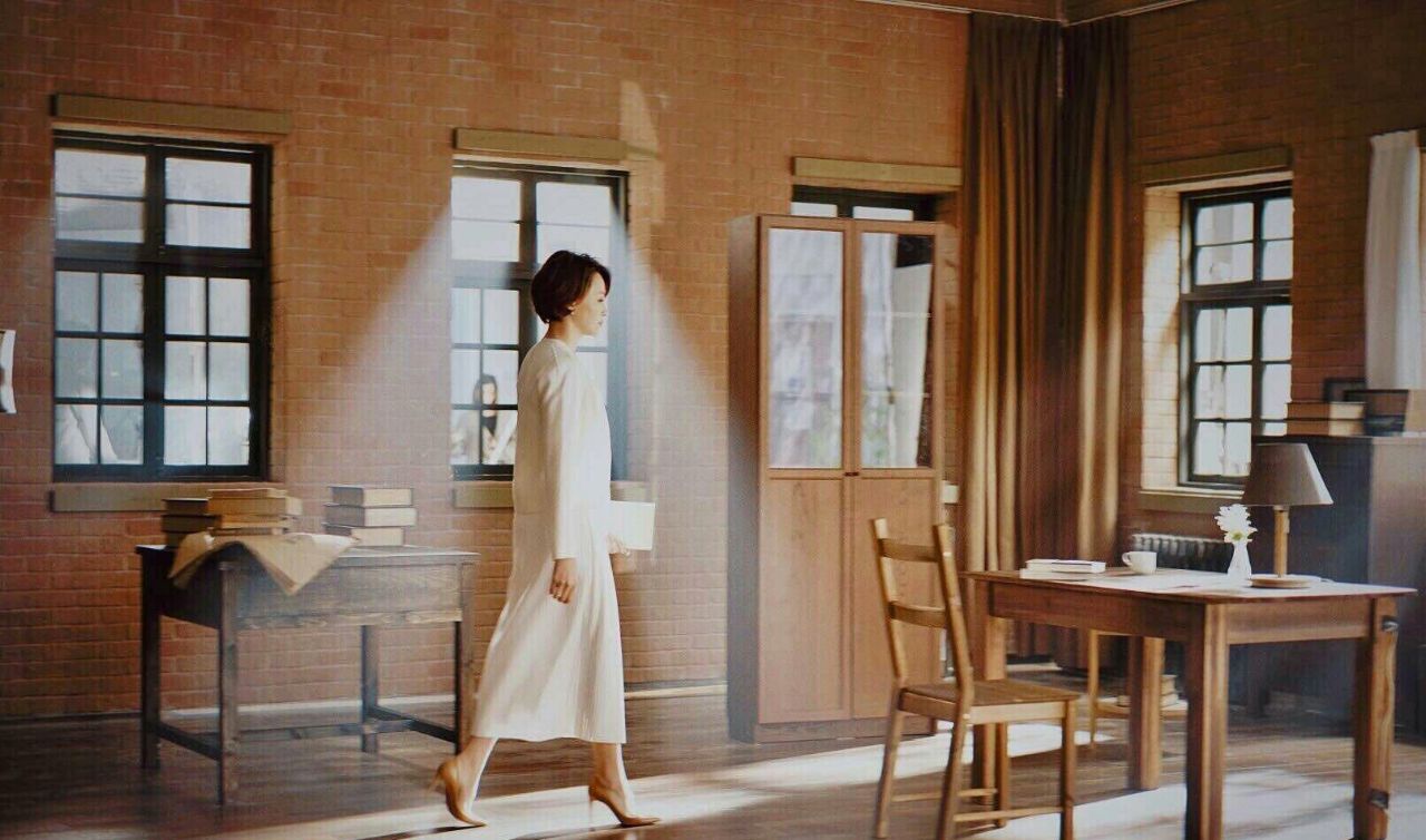 原创董卿不仅有气质,穿衣从不加多余的配饰,高级感就是这么来的!