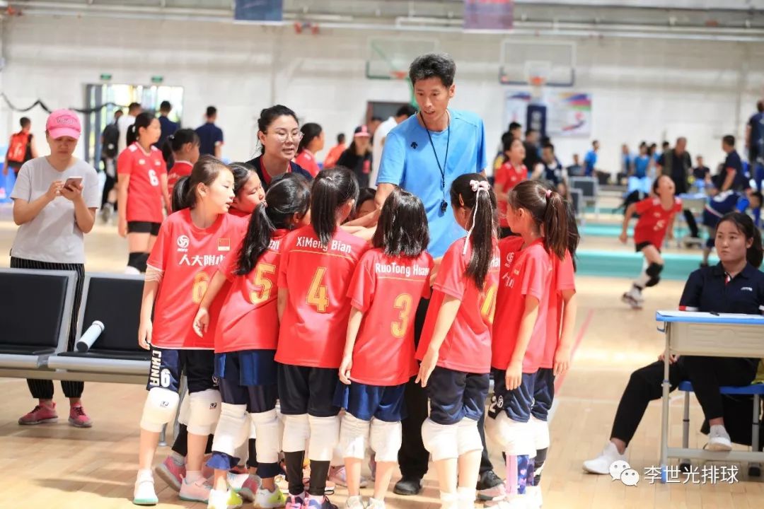 外出比赛,人大附小排球队的任务不仅仅停留在竞技上,在七彩教育理念的