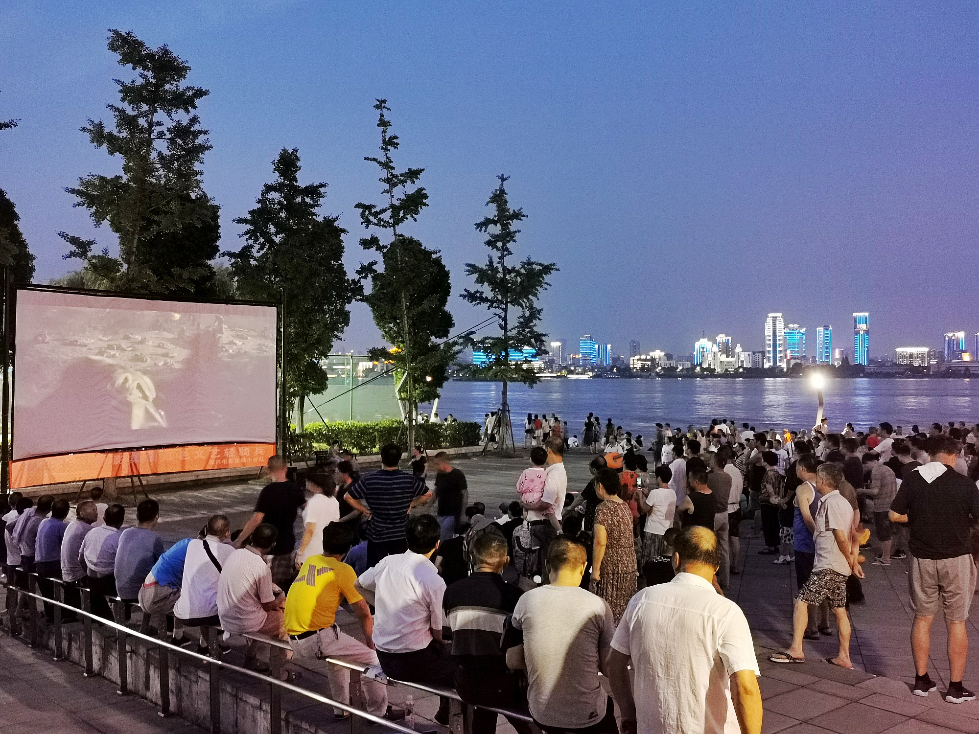 汉阳:鹦鹉洲头 观影纳凉 红色文艺轻骑兵 大片送到江滩来