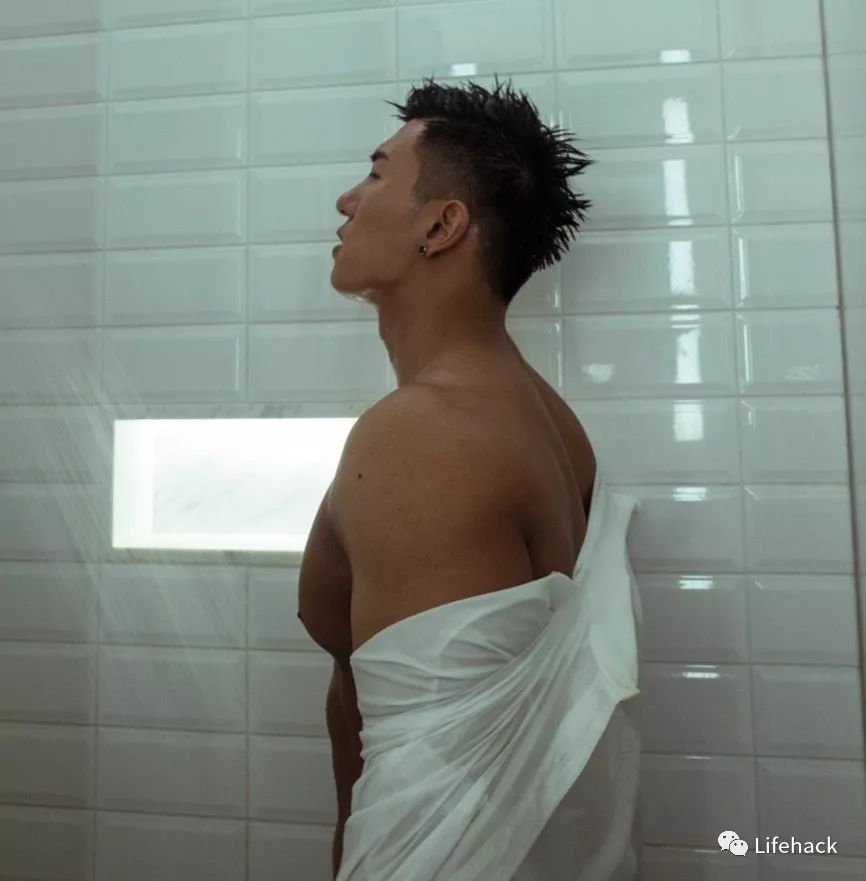 潮鹏同学下班坐地铁时,无意中看到了旁边肌肉同事的胸肌~@ 沙岗钉长