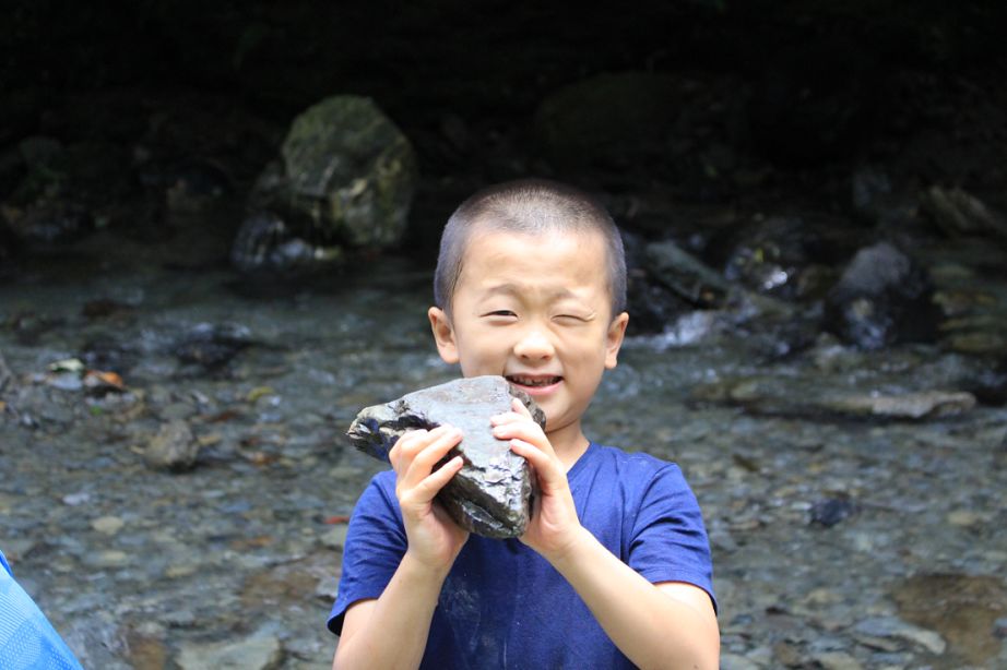 篝火边上的烧烤大餐孩子们听了豌豆老师的植物的故事,寻遍了野人谷