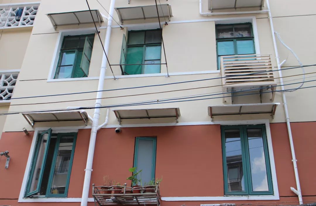 13幢多层住宅逐步进行雨棚和空调外机罩的修缮,更换.