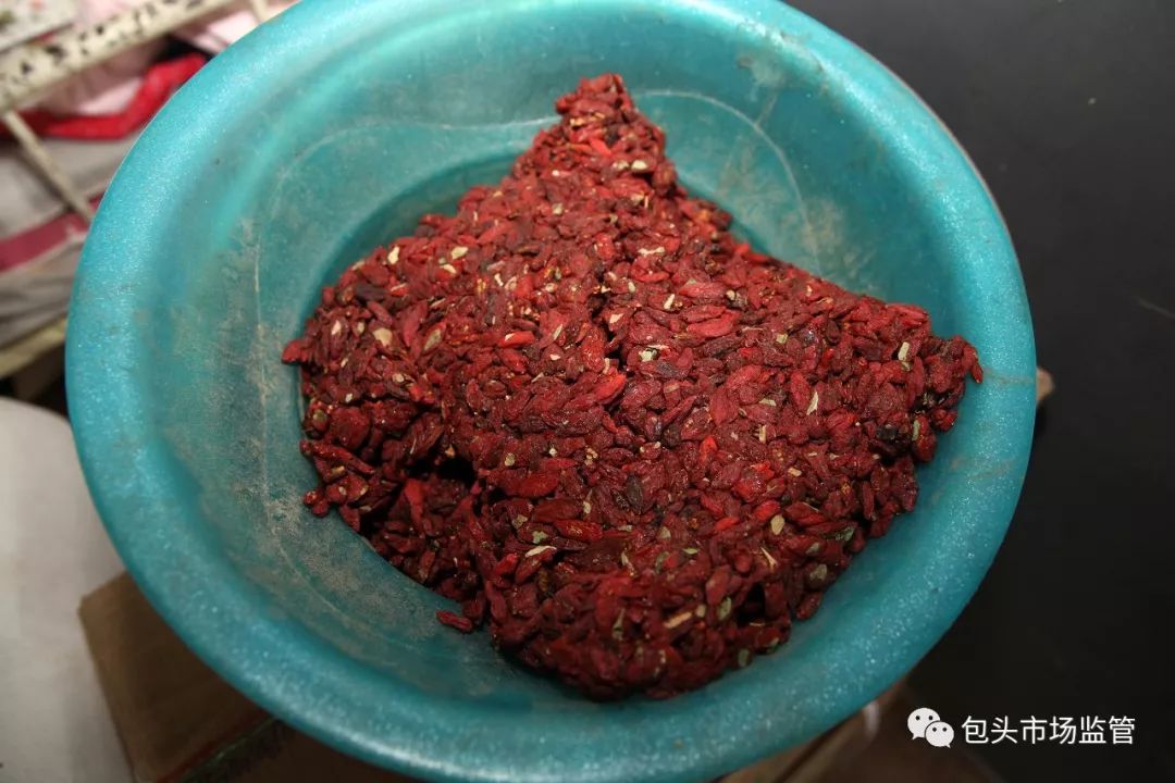 枸杞存放在塑料盆中已变质督查组指导达茂旗市场监管局执法办案现场