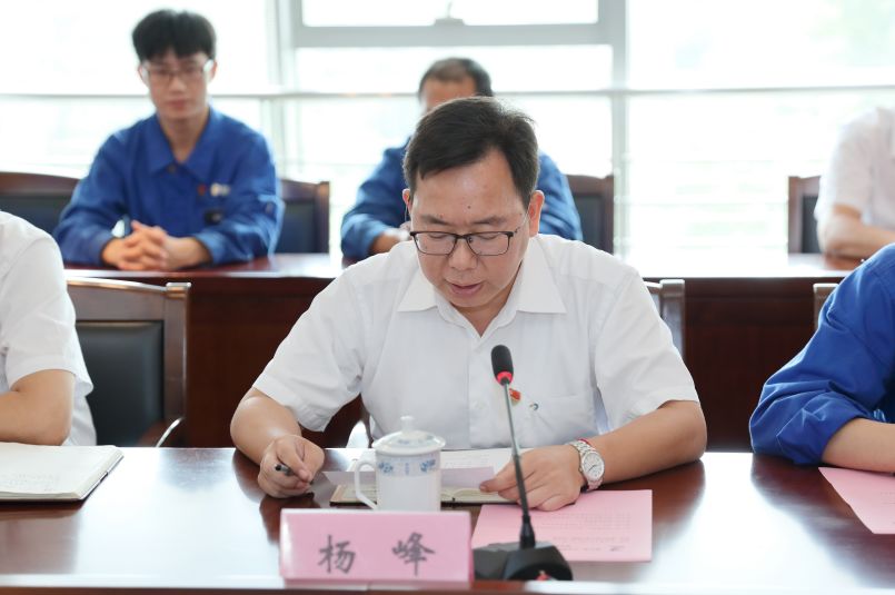 二烧结李乾坤,三炼铁罗成成分别荣获本届烧结工,炼铁工技能竞赛第一名