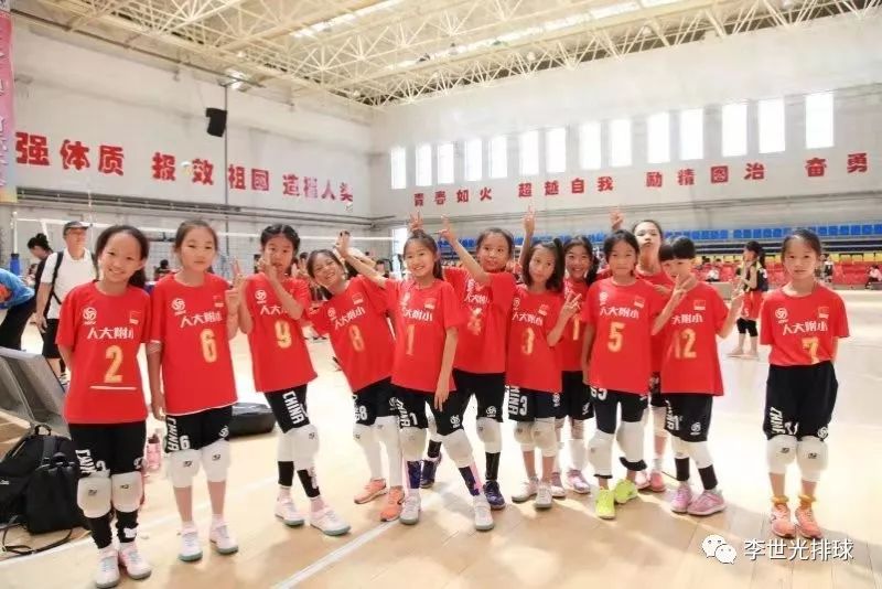 67人大附小排球小将勇夺三冠