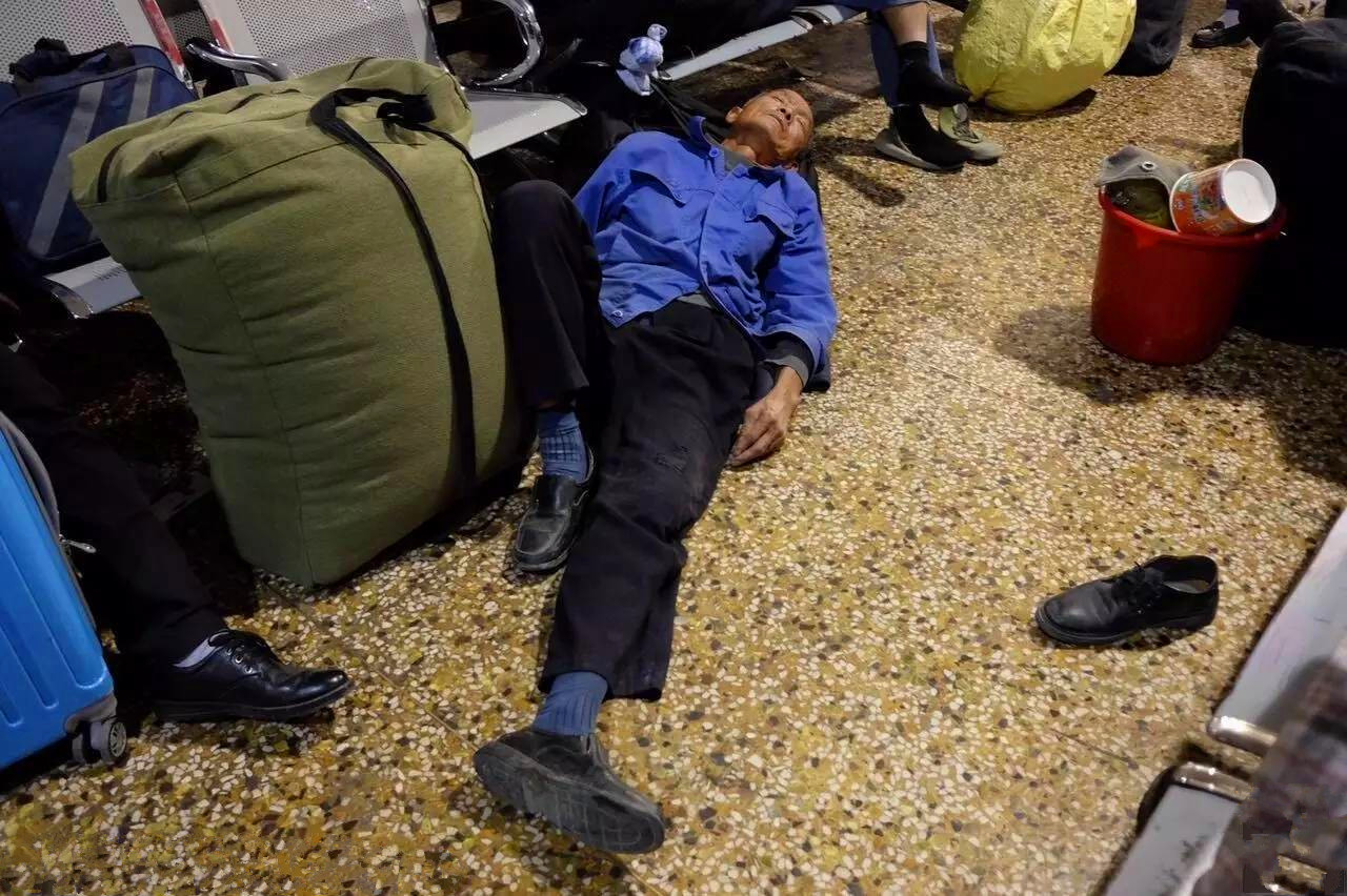 人为了生活在城市辛苦打拼,你有什么理由看不起他们?