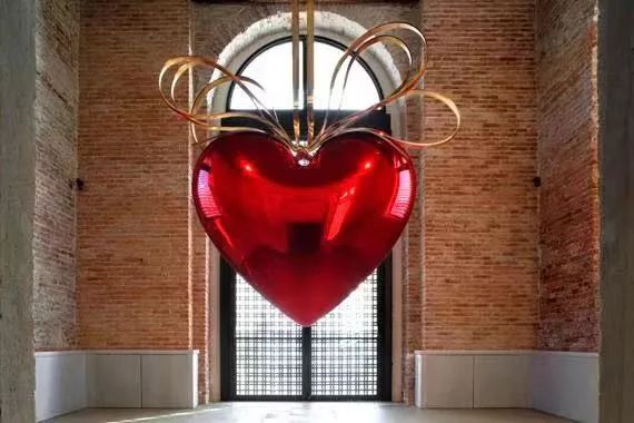 我曾在此遇到杰夫·昆斯(jeff koons)的作品《悬挂的心(hanging heart