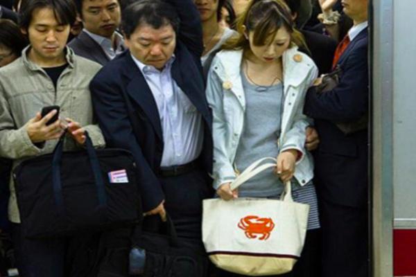 美国无裤日在日本渡过一次就被取消日本女生有危险