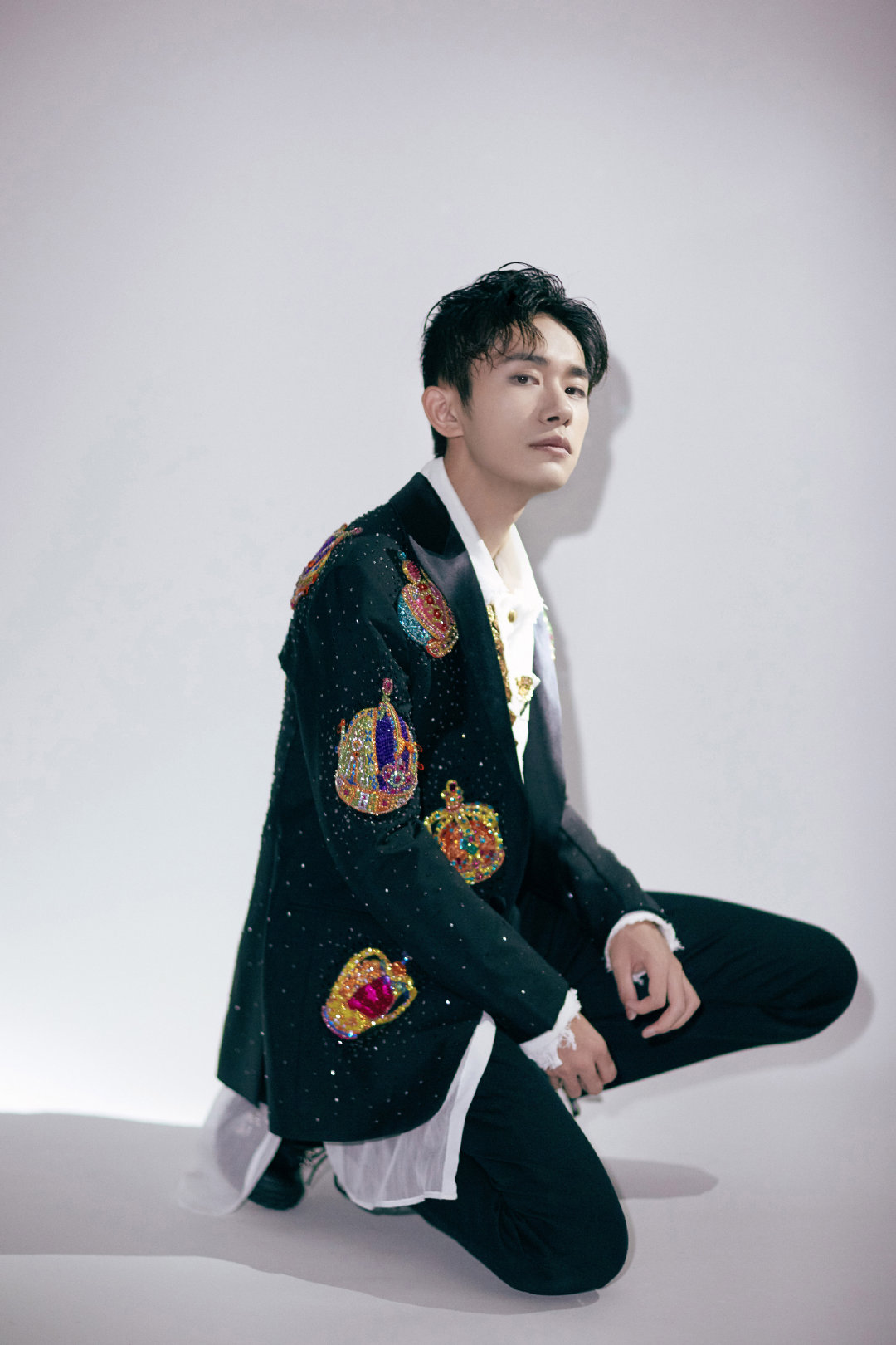 易烊千玺《fall》新歌首唱,飒爽英姿只为你