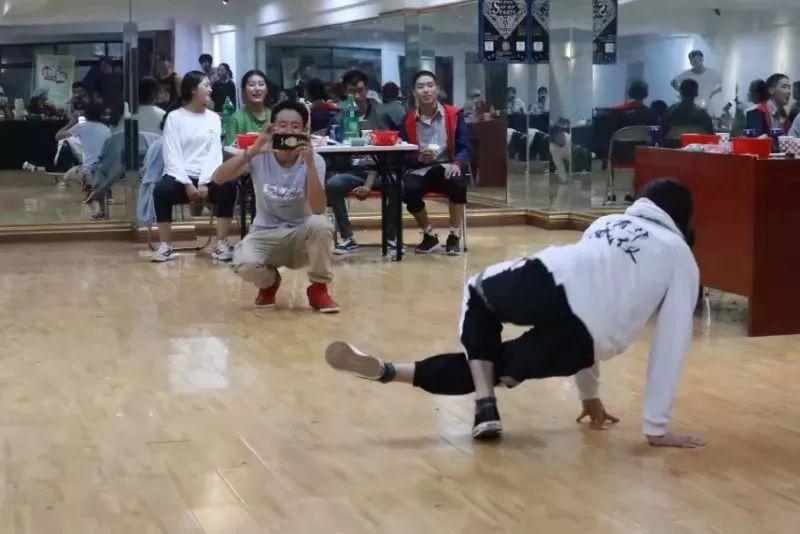 国旗飘扬在雪域高原收获