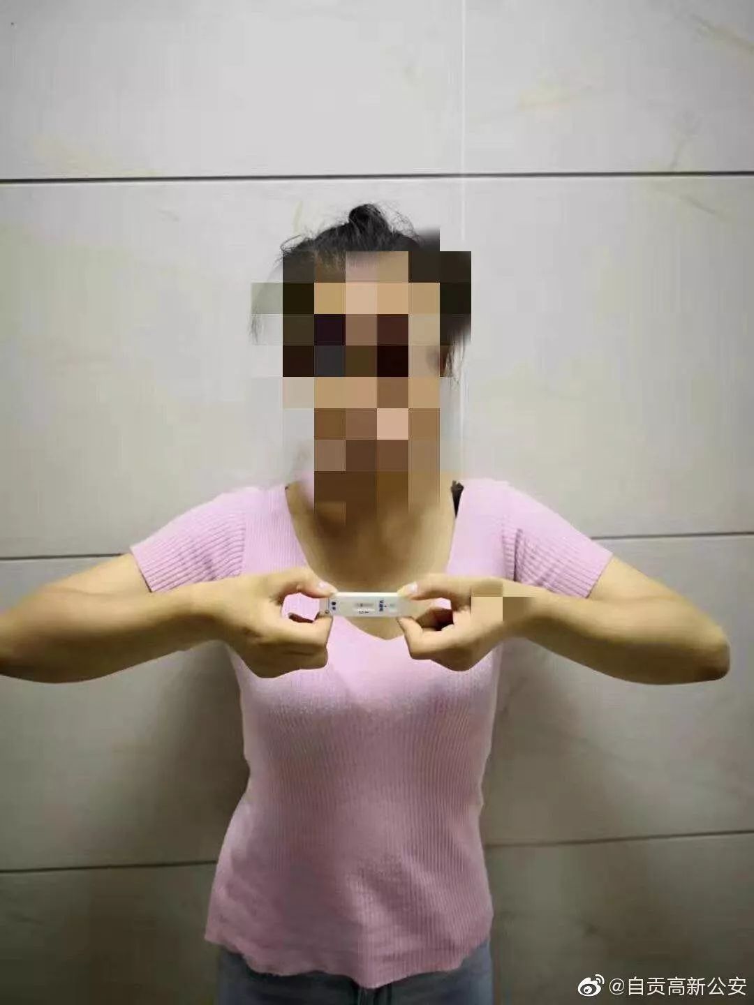 两女子吸毒被抓,其中一女子竟怀有身孕._毒品