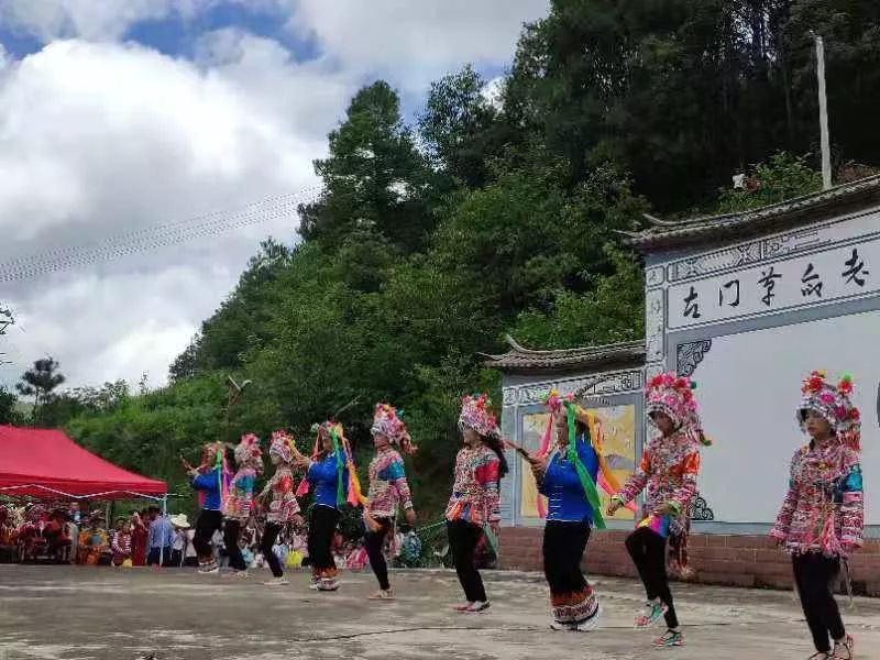 吹葫芦笙曲跳葫芦笙舞姚安左门乡举办彝族葫芦笙文化节