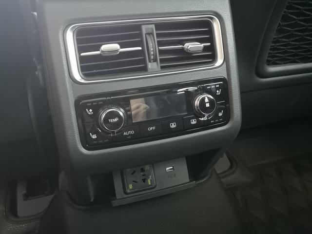 除了一个usb,还布置了一个三插电源插座.全景大天窗设计.