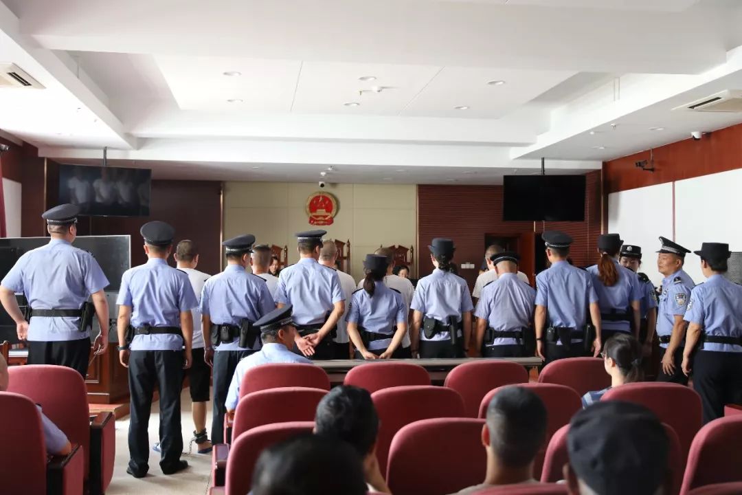 今日上午三个涉恶团伙在包头被公开宣判