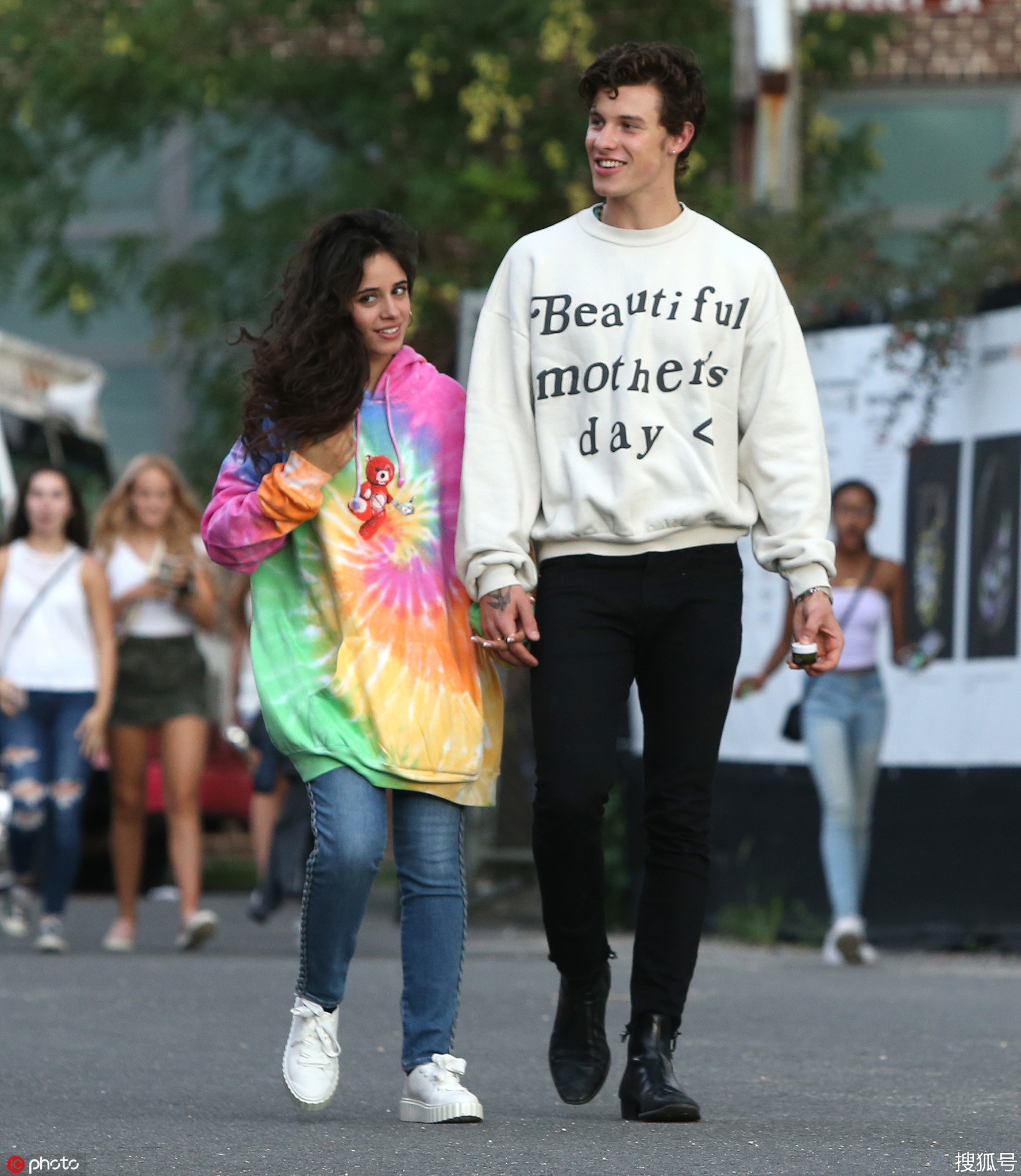 萌德带卡妹"见家长",还穿着表白妈妈的卫衣