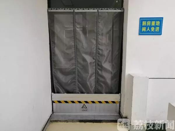 检查组巡视了幼儿园各项安全设施,确认厨房的防鼠板安装到位,消防设施