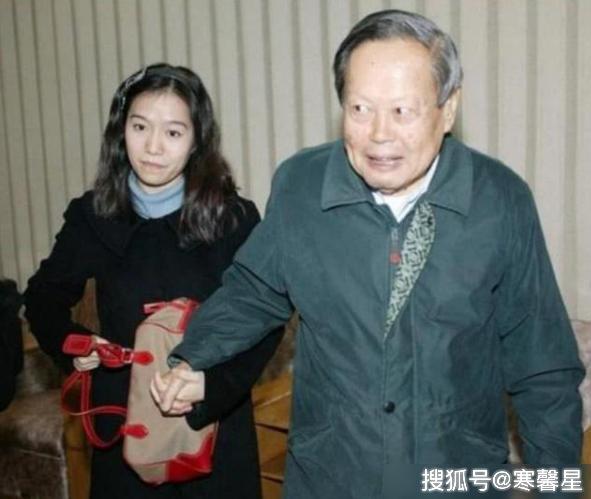 爷孙恋:62岁李坤城带23岁女友过七夕,女友成熟韵味