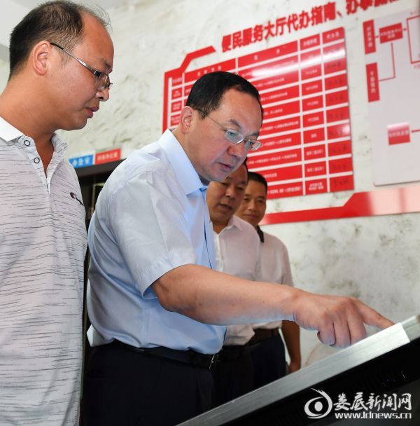 (8月8日,娄底市委副书记,市长杨懿文在涟源市督导调研脱贫攻坚工作.