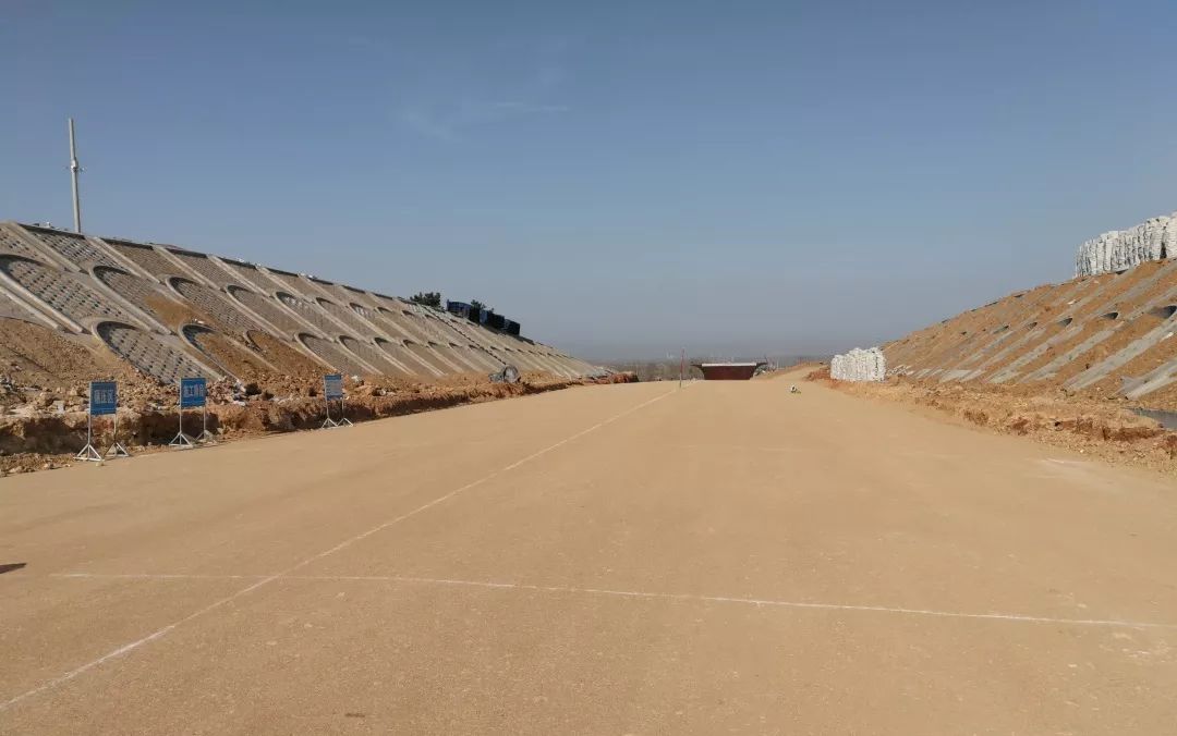 11段区间路基(简称89路基)总长265.96米,挖方量2.81万方,填方量2.