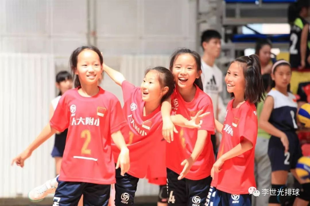 回顾人大附小排球队成立之初,在笑长妈妈的关怀下,成立教练组,招募