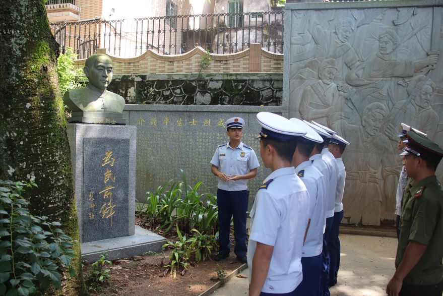参观张威纪念亭组织指战员到辖区革命斗争纪念馆参观见学,并结合海