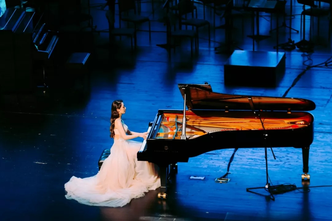 昆明郎朗携妻子吉娜爱丽丝四手联弹彩云追月当众撒狗粮特甜蜜