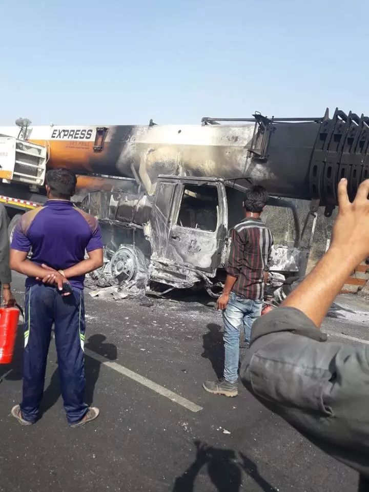 可怕柏乡一辆吊车突然自燃大火瞬间吞噬车身视频