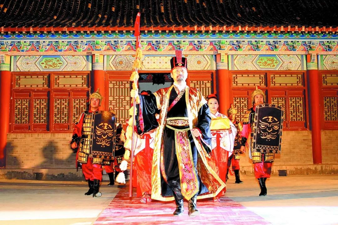 《伊州乐舞》在哈密王府景区试演