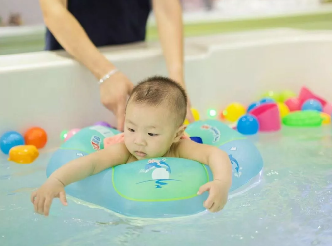 暑假让孩子坚持婴儿游泳的家长，现在过得有多爽？ 婴儿游泳的三大好处，坚持婴儿游泳的好处 婴儿游泳有哪些好处