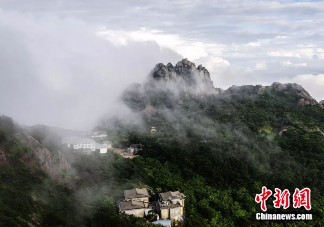 黄山景区时常云雾缭绕,许多山上建筑烟笼雾锁,宛如仙境.