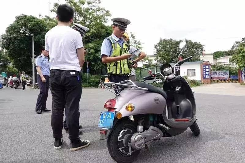 電摩不能隨隨便便就騎上路駕駛證也不能隨隨便便拿一張別等挨抓了