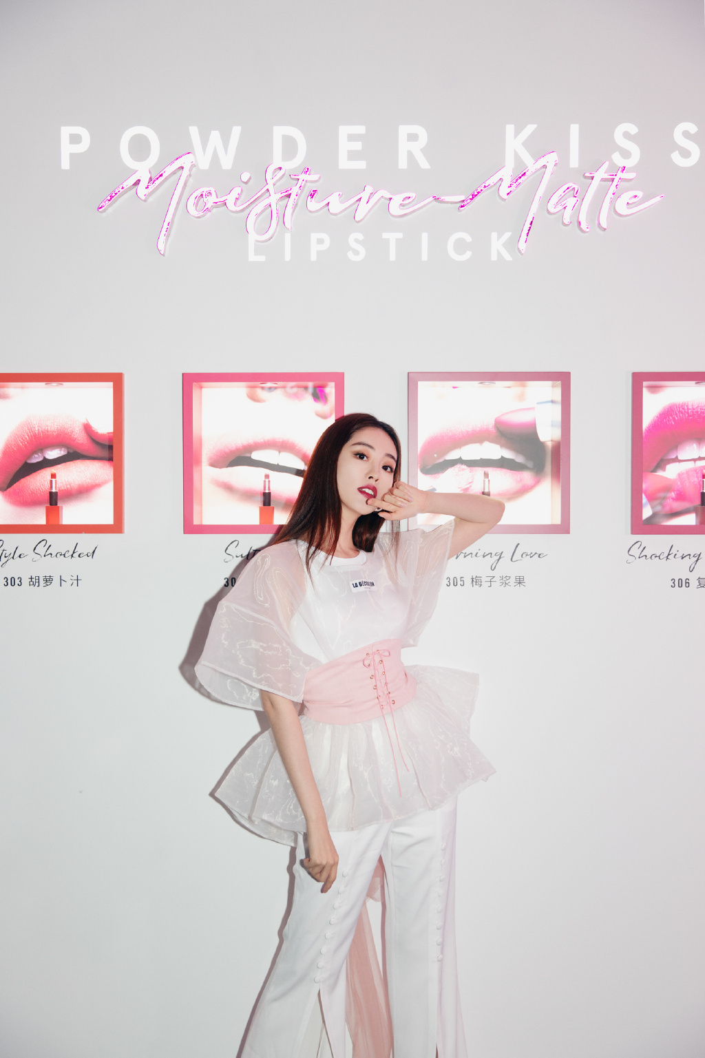 祝绪丹个性白色上衣,时尚优雅,俏皮可爱!