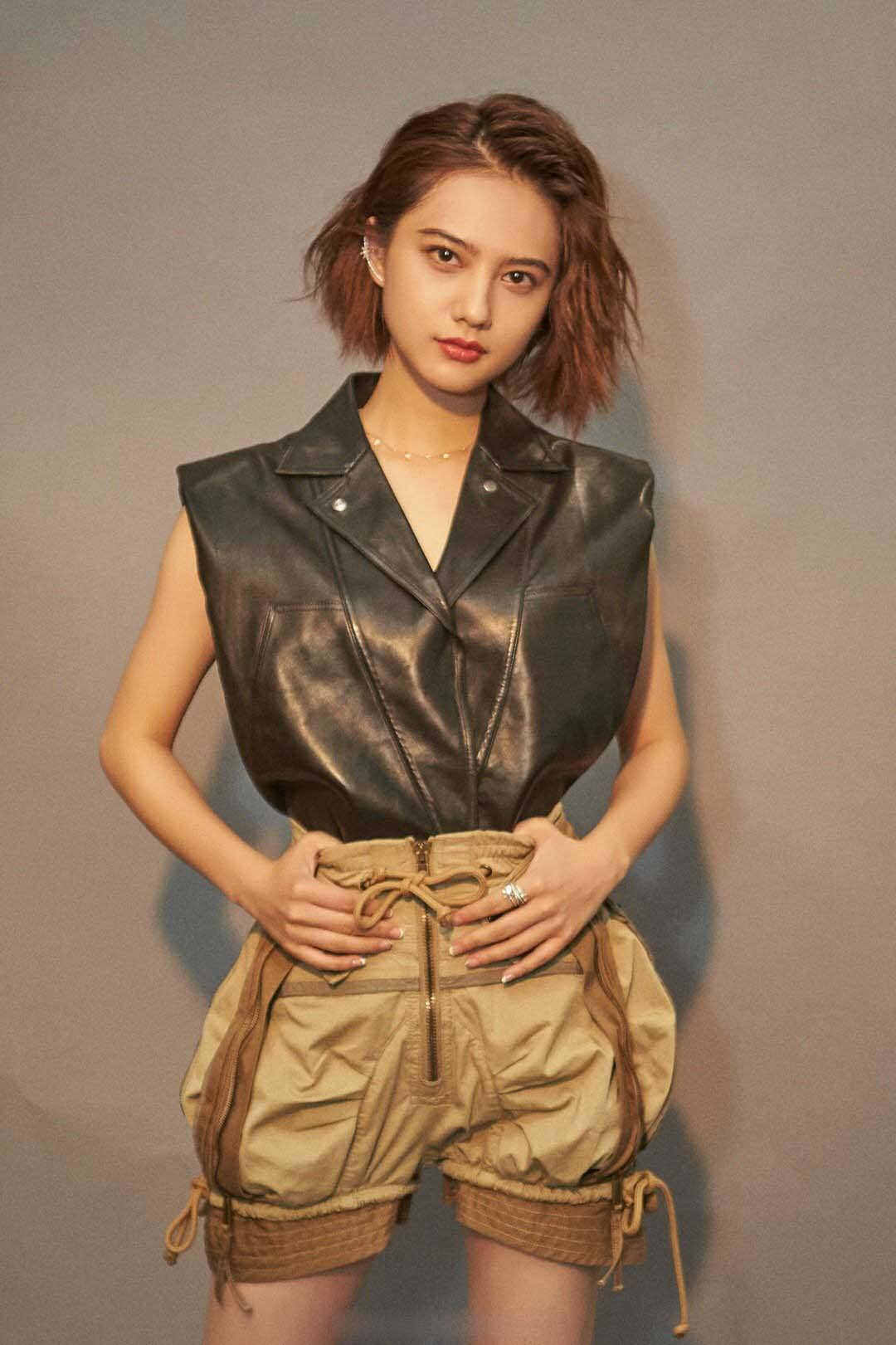 孙亚亚私下真敢穿,短裤竟比上衣还短,与张家辉搭戏事业火力全开