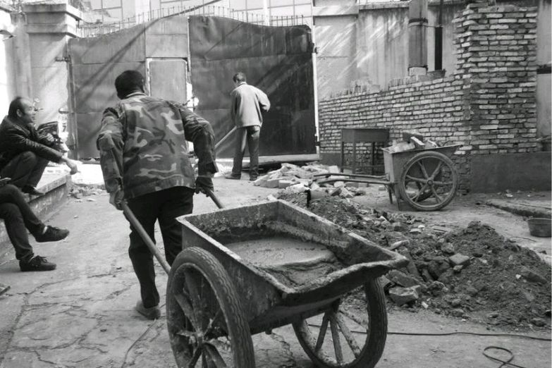 官人羽扇香风染,苦力推车岂作为? .