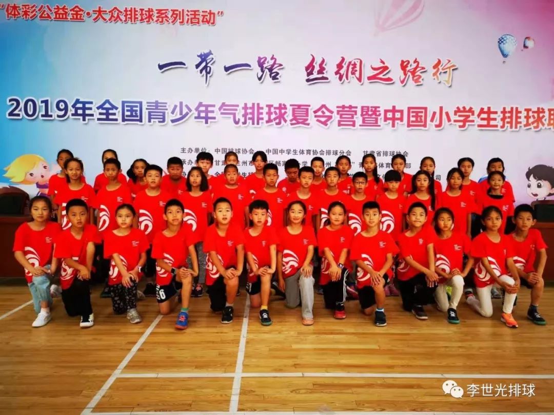 外出比赛,人大附小排球队的任务不仅仅停留在竞技上,在七彩教育理念的