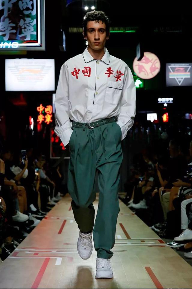 从巨亏31亿到营收100亿逆风翻盘的李宁背后的故事才是一个超大写的燃