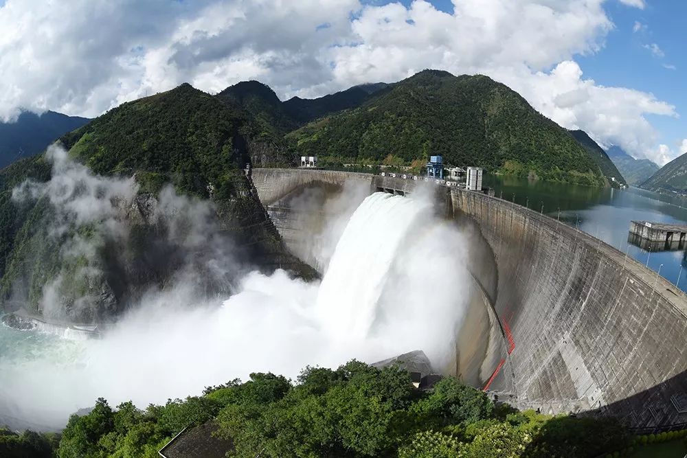 建成投产了我国20世纪最大的堪称世界一流的水电站——二滩水电站"若