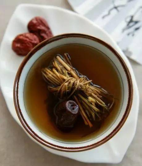 5,煮好后的五花茶用滤网把花类滤走不要,只留汤;4,盖上锅盖大火煮开后