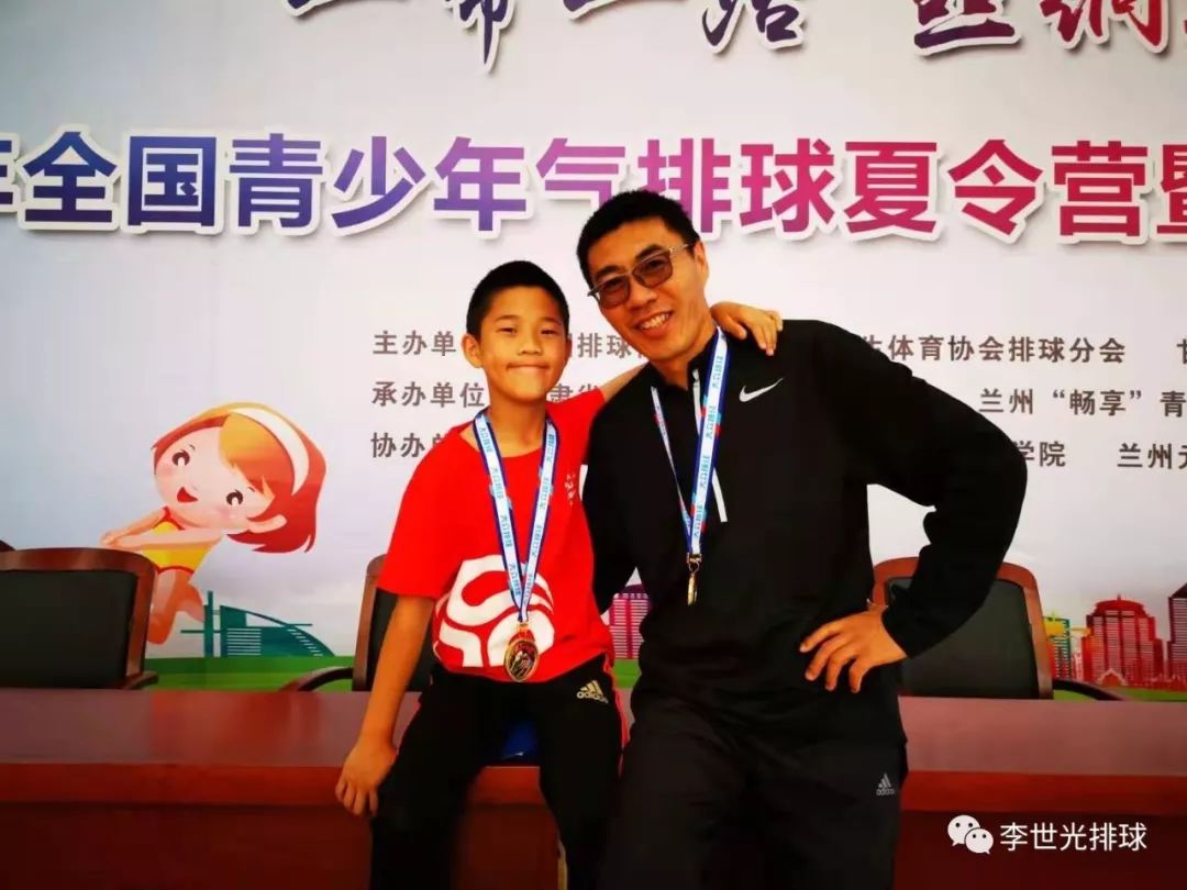 此次人大附小排球队勇夺中国小学生联赛的三个冠军,是送给学校65周年